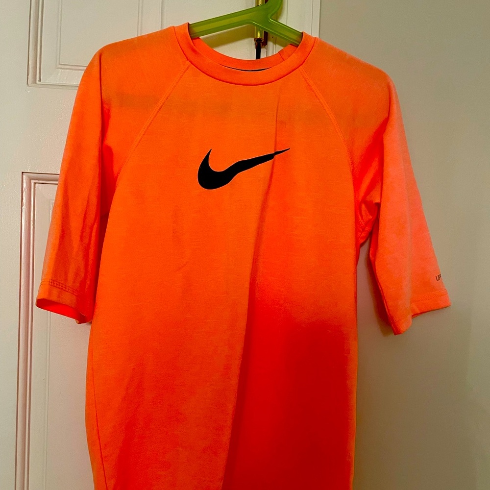 Boys size M (age 8 to 12) Nike short sleeved rash guard
